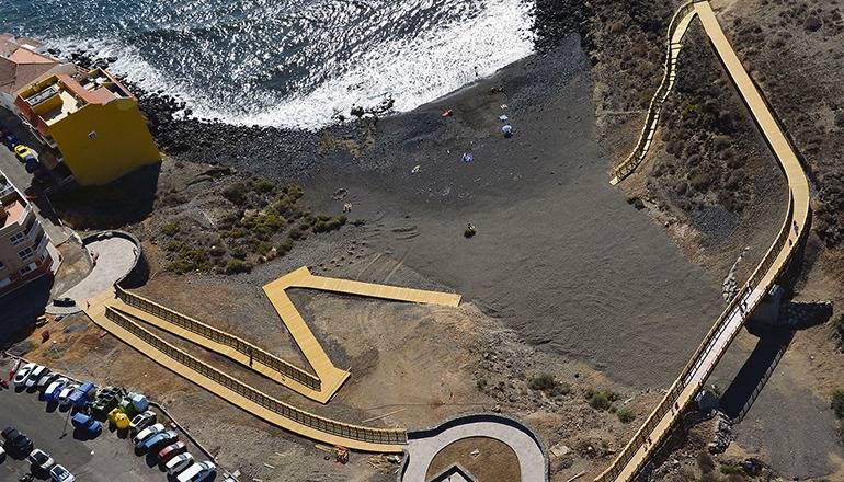 Auf dem neuen, komplett aus Holz gebauten Weg gibt es fünf Ruhezonen mit Bänken und Pergola als Sonnenschutz sowie einen Aussichtspunkt und eine kleine Plaza beim Strand von Los Abrigos. Foto: Cabildo de Tenerife