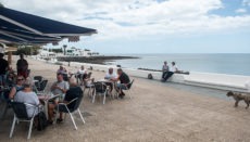Gäste am 11. Mai auf einer Café-Terrasse in Playa Honda auf Lanzarote Foto: EFE