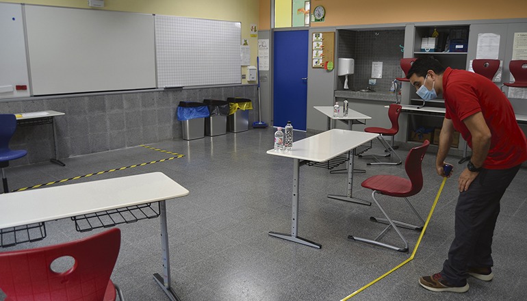 Die Klassenräume, in denen die mündlichen Prüfungen stattfanden, wurden gründlich desinfiziert und die Sicherheitsabstände markiert. Foto: DST