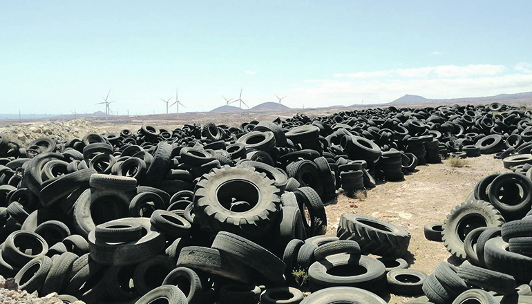 Seit fast zwanzig Jahren liegen die Reifenberge auf der Deponie in Arico. Foto: Cabildo de Tenerife
