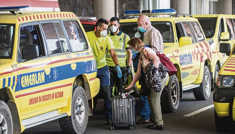 Die Passagiere des Fluges von Madrid nach Lanzarote am 29. Mai wurden bei ihrer Ankunft von einem großen Sicherheitsaufgebot überrascht. Für alle wurde eine zweiwöchige Quarantäne angeordnet. Foto: EFE