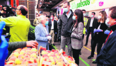 König Felipe und Königin Letizia bei ihrem Überraschungsbesuch im Großmarkt in Madrid. Foto: EFE
