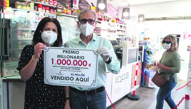 Auch auf dem spanischen Festland haben die Lotterieannahmestellen wieder geöffnet. In Granada wurde das Hauptgewinnlos der ersten Ziehung von „El millón“, die seit der Ausrufung des Alarmzustandes durchgeführt wurde, verkauft. Stolz weisen die Betreiber der betreffenden Filiale mit einem Schild darauf hin. Foto: EFE