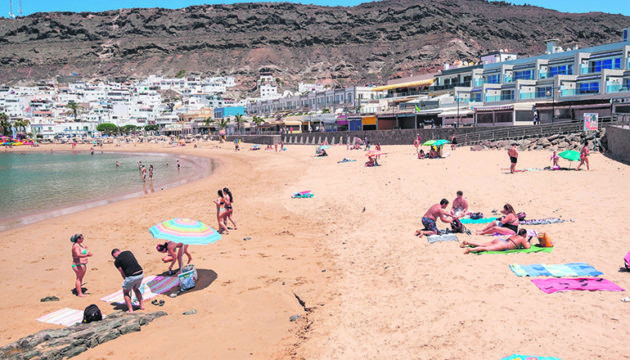 Der Strand von Mogán im Süden von Gran Canaria am ersten Tag, an dem das Baden wieder erlaubt war Foto: EFE