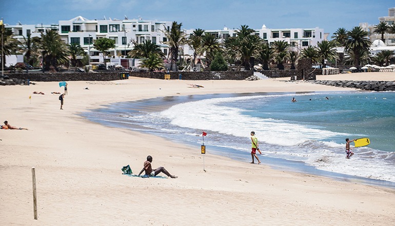 Playa de las Cucharas in Costa Teguise ist einer der kanarischen Strände, die sich mit der Blauen Flagge 2020 schmücken dürfen. Foto: EFE
