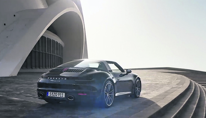 Schlussszene aus dem neuen Porsche-Spot: Posing vor dem Auditorio