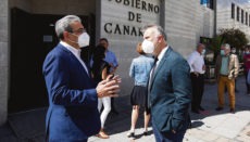 Der kanarische Finanzminister Román Rodríguez (li.) mit Präsident Víctor Ángel Torres vor dem Sitz der kanarischen Regionalregierung auf Gran Canaria Foto: EFE