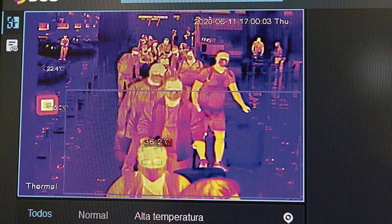 Ein Bildschirm des neuen Systems zur Kontrolle der Körpertemperatur der Passagiere, mit dem der Flughafen Adolfo Suárez Madrid-Barajas ausgestattet wird Foto: EFE