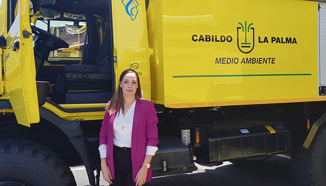 Die Inselverwaltung von La Palma hat ein weiteres schweres Löschfahrzeug im Wert von 301.000 Euro bestellt, das in neun Monaten geliefert werden soll. Insgesamt werden auf der Isla Bonita drei neue Löschfahrzeuge dieser Art in Betrieb genommen. Im Bild: Umwelt-Inselrätin María Rodríguez Acosta vor einem der neuen Fahrzeuge Foto: Cabildo de LA Palma