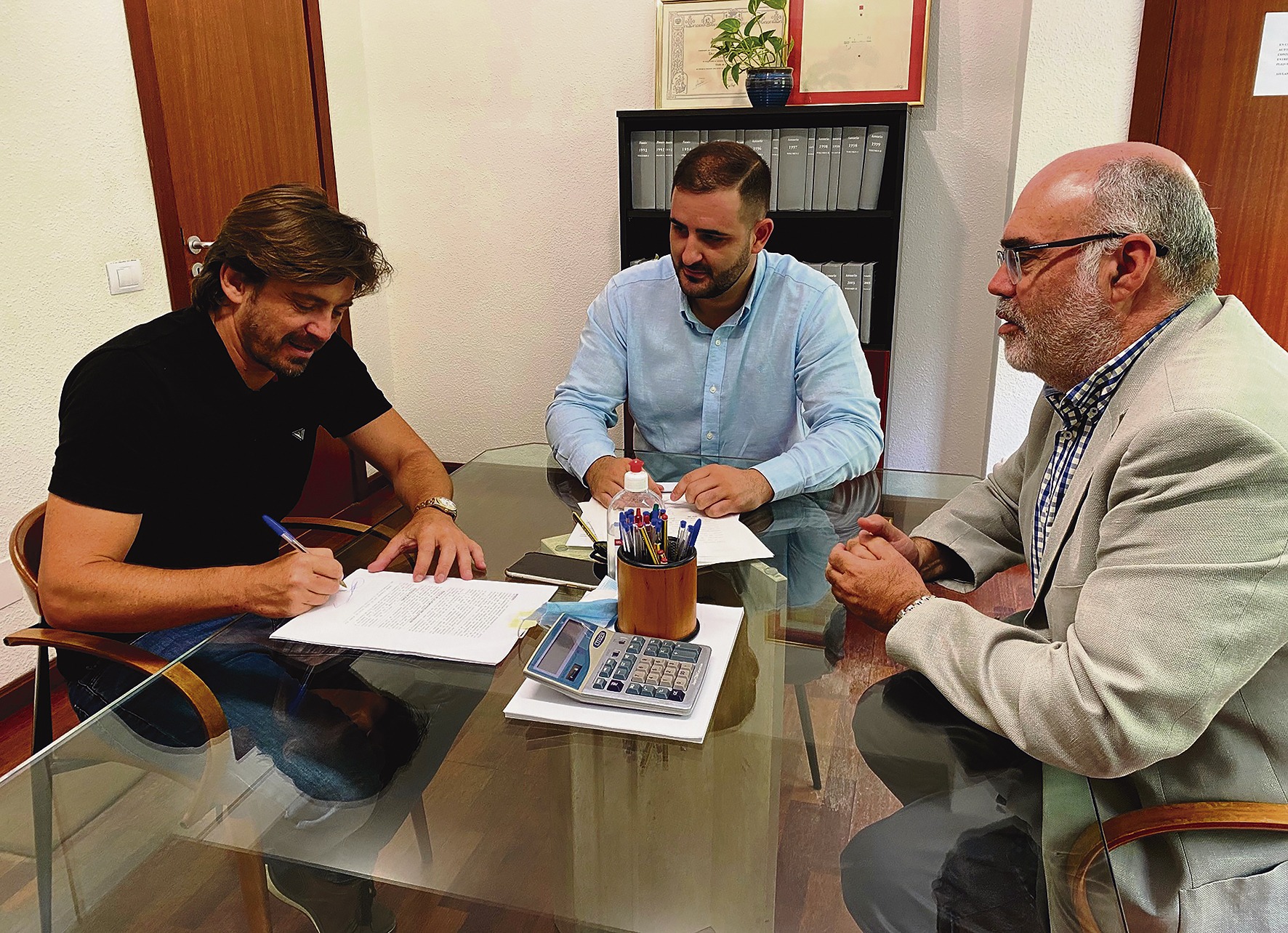 Jorge Marichal (l.) setzte in Anwesenheit des Notars und des Rechtsberaters von Ashotel seine Unterschrift unter das Gründungsdokument der S.L. Foto: Ashotel