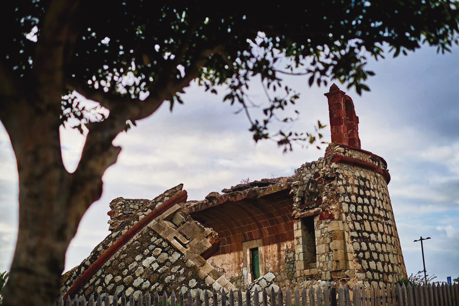 Seit der Zerstörung durch die Wassermassen, die nach einem Unwetter im Jahr 1894 den Barranco hinabstürzten, steht nur noch die Ruine der „Torre de San Andrés“ Foto: Ayto SC