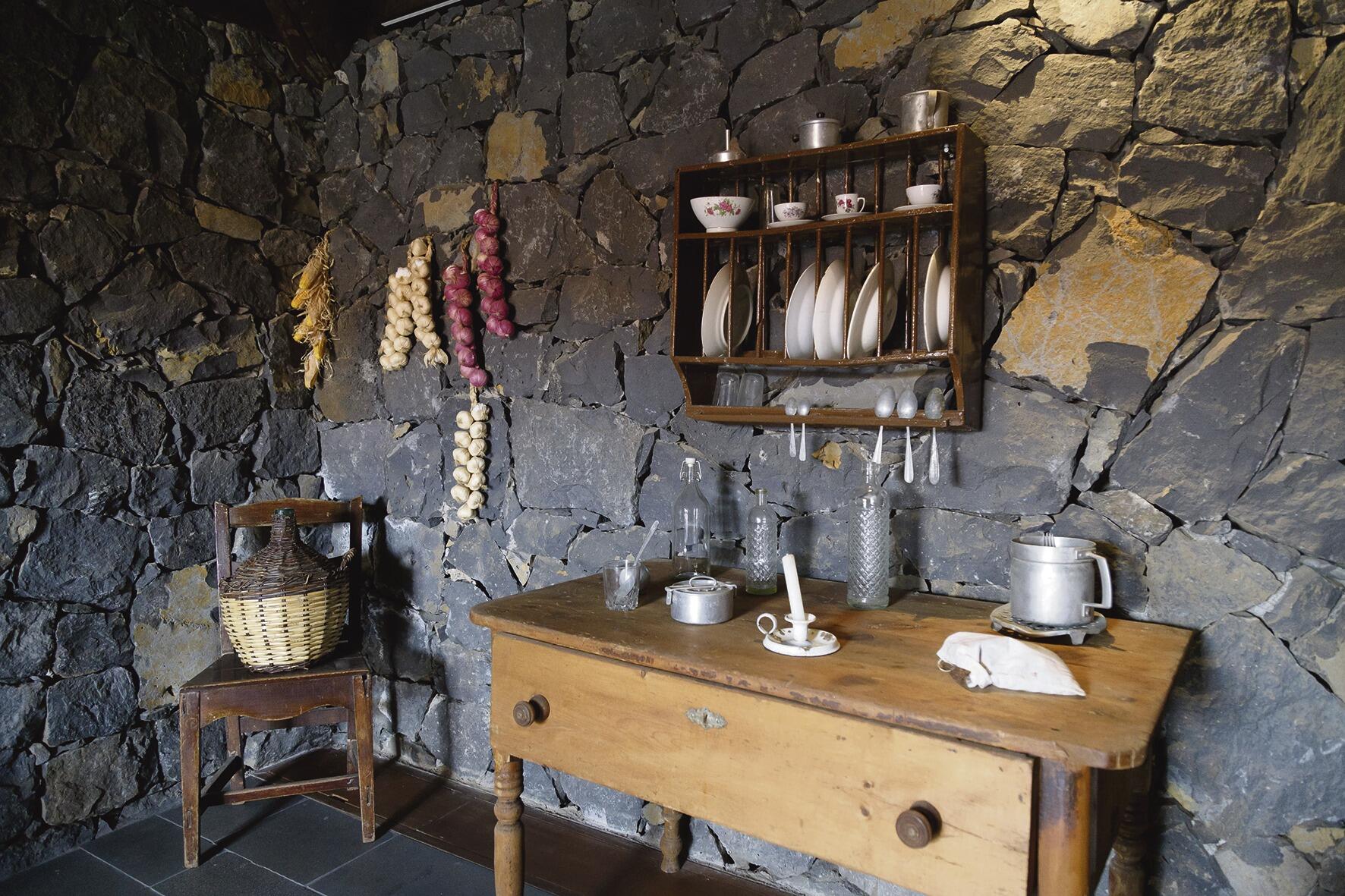 Das Ökomuseum erlaubt einen Blick in die ländliche Vergangenheit der Insel. Die Ausstellung ist in restaurierten Häusern aus den Anfängen des 18. Jahrhunderts untergebracht. Cabildo-Präsident Pedro Martín besuchte die Anlage, die neuerdings mit erweiterter Realität erlebbar ist. Fotos: Cabildo de Tenerife