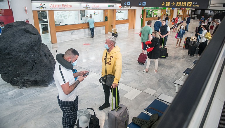 Passagiere am Flughafen Lanzarote Foto: EFE
