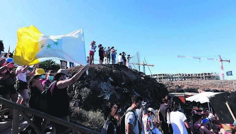 Demonstration am Strand. Im Hintergrund sind die Baukräne zu sehen. Fotos: EFE