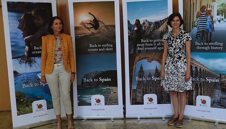 Am 13. Juli stellte Tourismusministerin Reyes Maroto (l.) die neue Werbekampagne „Back to Spain“ vor, die in diesen Tagen in Deutschland, Großbritannien, Frankreich, Holland, Italien und Skandinavien anläuft. Foto: EFe