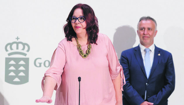 Manuela de Armas übernimmt das kanarische Bildungsministerium. Im Hintergrund Ángel Víctor Torres Foto: EFE