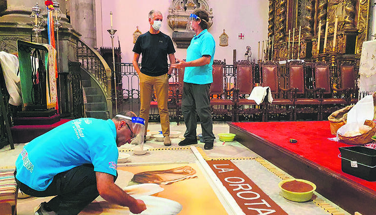 La Orotavas Bürgermeister Francisco Linares besuchte die Kirche während die Sandkünstler bei der Arbeit waren. Foto: Ayuntamiento de La ORotava
