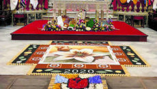 Mit einem knapp zwanzig Quadratmeter großen Sandbild (Detail rechts oben) und einem kleinen Blütenteppich im Inneren der Kirche La Concepción wurde die Tradition auch 2020 aufrechterhalten. Üblicherweise ist das Sandbild auf dem Rathausplatz mehr als 900 Quadratmeter groß. Foto: Ayuntamiento de La ORotava