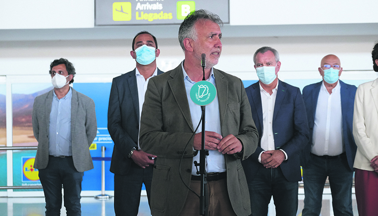 Der Präsident der Kanarenregierung, Ángel Víctor Torres, empfing am Flughafen von Fuerteventura die ersten Urlauber. Foto: GobCan