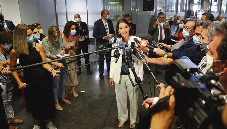 Tourismusministerin Reyes Maroto umringt von Pressevertretern nach ihrer Ankunft auf dem Flughafen von Gran Canaria Foto: efe