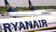 Ryanair stel­l­te einen zweiten Kurzar- beitsantrag, nachdem ein Gericht die Airline zur Wiedereinstellung von über 200 Mitarbeitern verurteilt hatte. Foto: EFE