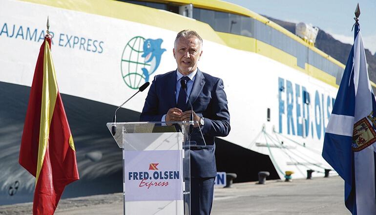 Der kanarische Regierungschef Ángel Víctor Torres betonte bei der Vorstellung des Neuzugangs in der Fred. Olsen-Flotte die Bedeutung dieses modernen Schiffes für den Passagiertransport zwischen den Inseln und drückte der Reederei gegenüber seine Anerkennung für eine Investition in dieser Größenordnung speziell in Zeiten einer schwierigen Konjunkturlage aus. Foto: EFE