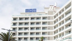 Die kanarischen Hotels erleben einen drastischen Rückgang der Übernachtungen. (Im Bild das Hotel H10 in Puerto de la Cruz) Foto: EFE