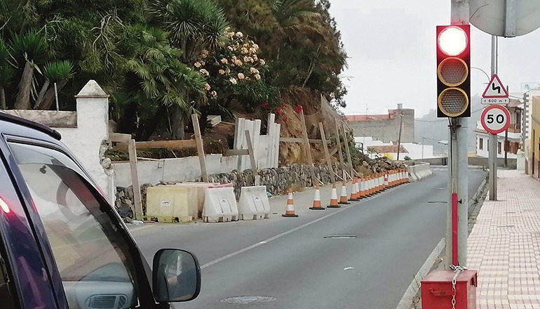 Das Amt für Stadtplanung in Los Realejos weist das Cabildo auf die unmittelbare Einsturzgefahr der Mauer an der TF-333 hin und fordert die Genehmigung für die Eigentümer, das auf der gesperrten Fahrbahn angehäufte Baumaterial zu entfernen und Maßnahmen zu ergreifen.