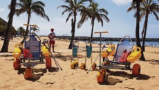 „Baño asistido“: An der Playa de Las Teresitas können Badegäste mit eingeschränkter Mobilität wieder Unterstützung durch das Rote Kreuz erhalten. Foto: Ayuntamiento de Santa Cruz