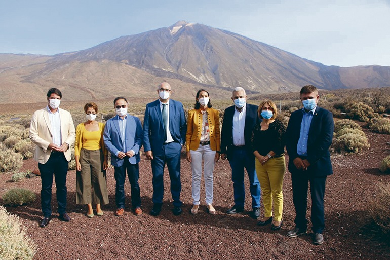Reyes Maroto (Mitte) mit den Bürgermeistern der touristischen Gemeinden nach dem Treffen im Parador del Teide Foto: AMTC