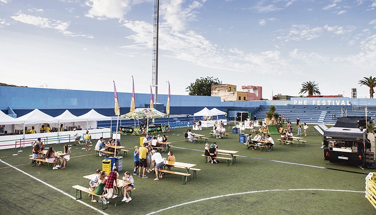 Das Phe-Musikfestival fand in diesem Jahr in abgeänderter Form im städtischen Fußballstadion El Peñón von Puerto de la Cruz statt. Alles wurde so organisiert, dass die Corona-Auflagen eingehalten werden konnten. Foto: Omar Acosta