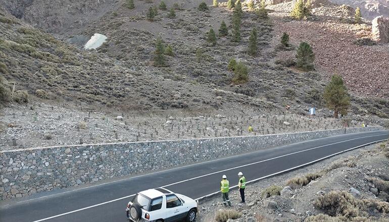Vorher-nachher: Dort, wo bis vor Kurzem das nur noch als Lagerraum genutzte Gebäude stand, wurde eine neue Mauer gebaut und die Landschaft dahinter wiederhergestellt. Fotos: Cabildo de tenerife