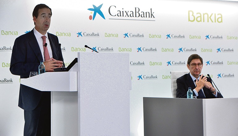 Der bisherige CEO von Bankia, José Ignacio Goirigolzarri (re), und der Verwaltungsratspräsident der Caixabank, Gonzalo Gortázar (li), informierten die Öffentlichkeit in einer gemeinsamen Pressekonferenz über die Fusion der beiden Bankhäuser. Foto: EFE