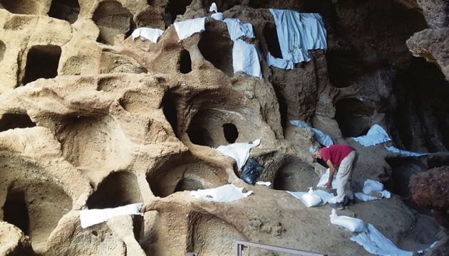 Die Getreidehöhlen in Cenobio de Valerón müssen gründlich gereinigt werden, um ihre Erhaltung zu sichern. Fotos: Cabildo de Gran Canaria