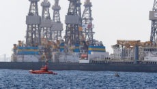 Ein Schiff der Seenotrettung und ein Schlauchboot der Taucher-Einsatzgruppe der Guardia Civil bei der Suche nach der Taucherin Foto: EFE