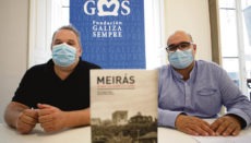 Carlos Babío (li) und Rubén Cela, Präsident der Stiftung Galiza Sempre, sind die Autoren des Enthüllungsbuches „Meirás. Un pazo, un caudillo, un expolio“ (Meirás. Ein Herrensitz, ein Führer, ein Betrug). Sie gaben zu dem Berufungsantrag der Familie Franco eine Pressekonferenz. Foto: EFE