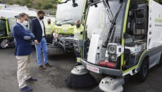 Bürgermeister José Manuel Bermúdez interessierte sich für die neuen und modernen Straßenreinigungsfahrzeuge und begrüßte die Investition. Damit könnte der CO2-Ausstoß jährlich um mehr als 151 Tonnen gesenkt werden. Foto: xxxxx