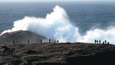 An der Küste von Valdoviño in Galicien brechen sich riesige Wellen. Foto: EFE