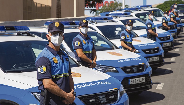 Die Beamten der Lokalpolizei von Adeje präsentieren ihre neuen Streifenwagen. Foto: Ayuntamiento Adeje