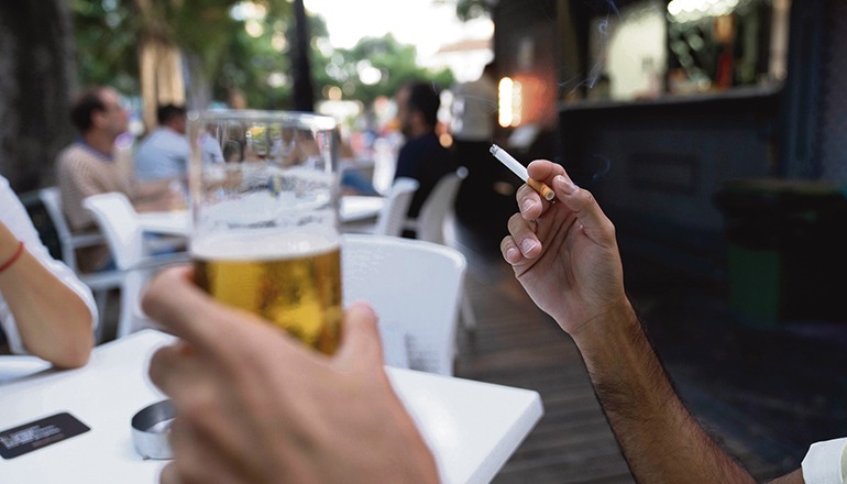 In den meisten Cafés und Restaurants ist das Rauchen mittlerweile verboten, weil der Mindestabstand von zwei Metern zu anderen Gästen nicht garantiert werden kann. Foto: efe