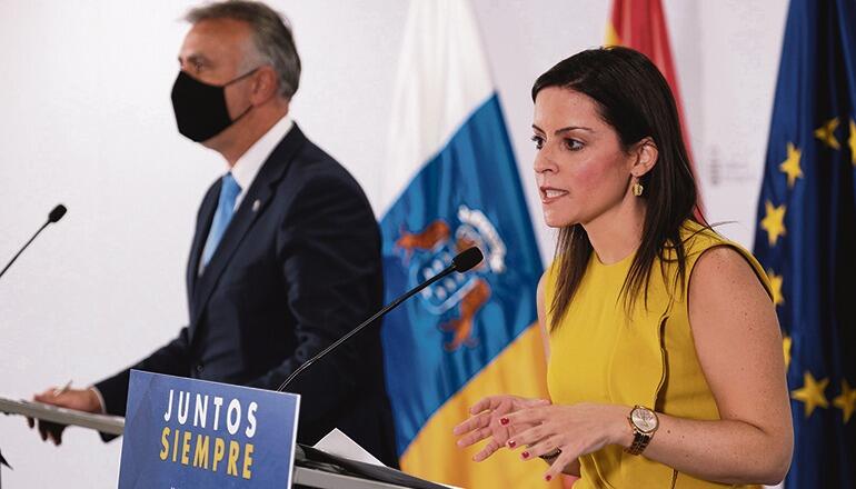 Die kanarische Tourismusministerin Yaiza Castilla und Regierungspräsident Ángel Victor Torres informierten über die neu eingeführte Pflicht für Urlauber, ein negatives Testergebnis vorzulegen. Foto: EFE
