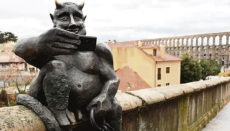 Nach der Legende hat der Teufel das Aquädukt von Segovia erbaut, um die Seele einer jungen Frau zu erbeuten. Foto: EFE