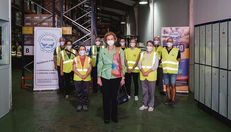 Königin Sofía mit freiwilligen Helfern der Lebensmittelbank Las Palmas Foto: efe