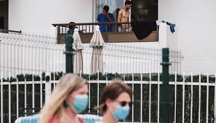 Migranten auf dem Balkon eines Hotels Foto: efe
