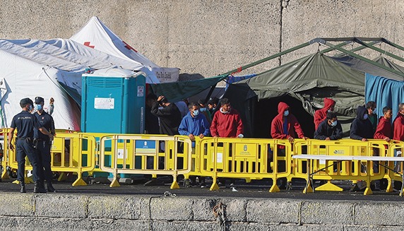 In Arguineguín hat das Rote Kreuz mit Zelten ein Erstaufnahmelager errichtet. Foto: EFE