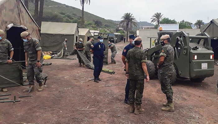Soldaten der spanischen Armee bei der Errichtung eines Zeltlagers für die Unterbringung von mehreren Hundert Immigranten in Barranco Seco auf Gran Canaria Foto: EFE
