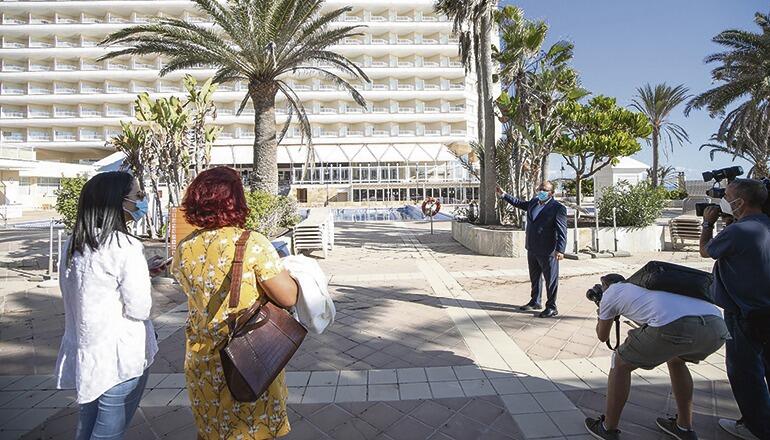 Zimmermädchen und anderes Hotelpersonal beteiligten sich an der Protestaktion. Im Anschluss an die Pressekonferenz führten Hoteldirektor Fabrizio Congio und der Verantwortliche der Hotelkette auf Fuerteventura, Juan Álvarez, die Pressevertreter durch die Hotel-anlage. Foto: RIU
