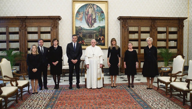 Präsident Sánchez und seine Frau bei Papst Franziskus Foto: EFE