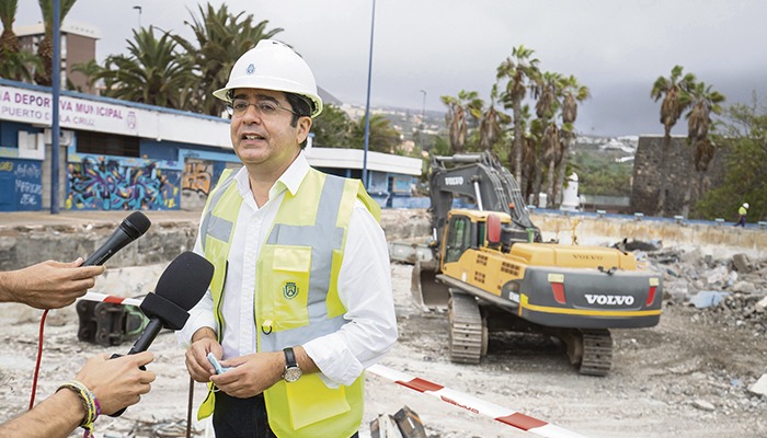 Inselpräsident Pedro Martín besuchte die Baustelle nahe der Playa Jardín. Im Hintergrund wird mit einem Bagger das alte Schwimmbecken abgerissen. Foto: Cabildo de Tenerife