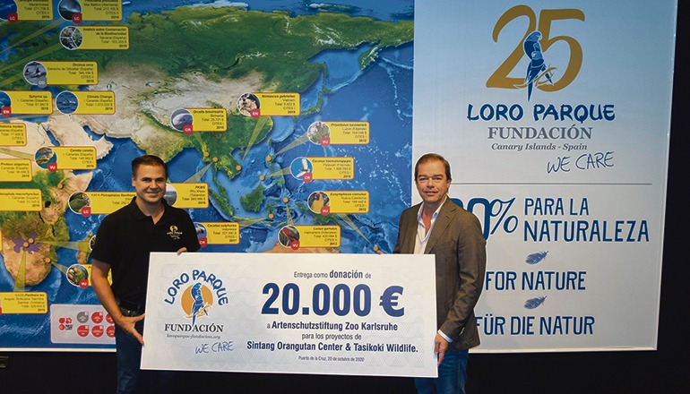 Dr. Javier Almunia, Direktor der Loro Parque Fundación, und Stiftungspräsident Christoph Kiessling (r.) mit dem symbolischen Scheck.